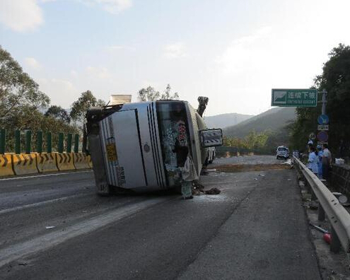 旅游大巴車側(cè)翻致8人死亡25人受傷