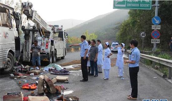 旅游大巴車側(cè)翻致8人死亡25人受傷